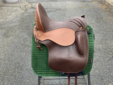 Working-Equitation-Sattel in Braun