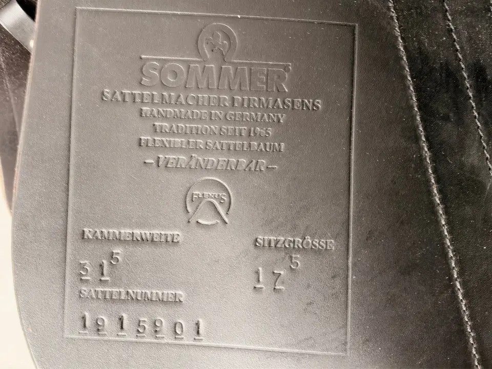 Herstellerstempel im Sattel mit Kammerweite, Sitzgröße und Sattelnummer